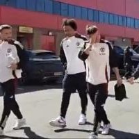 记者：卢克肖跟球队抵达老特拉福德，他将进入曼联大名单